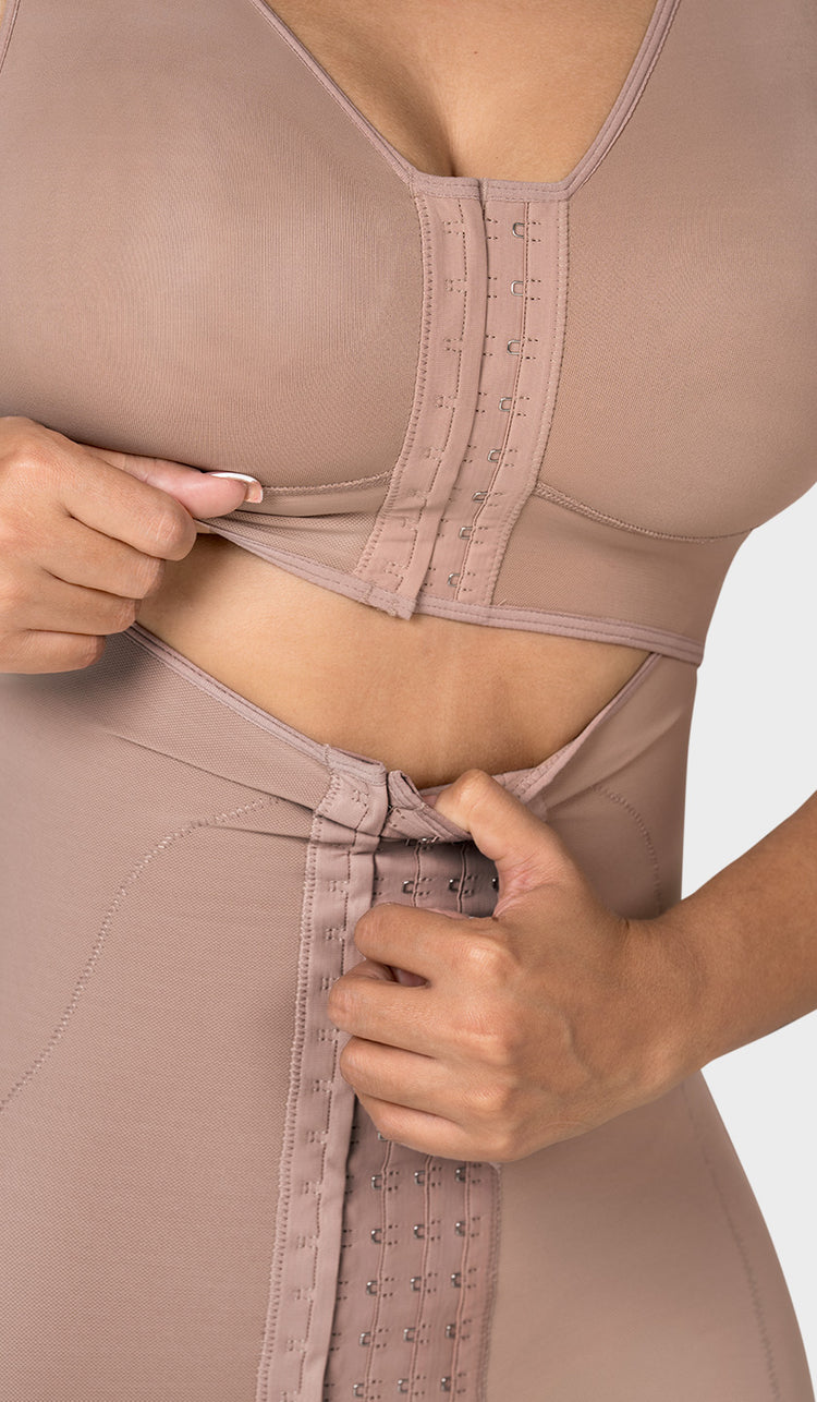 F-00470 - Faja tipo reloj de arena con brasier sobrepuesto